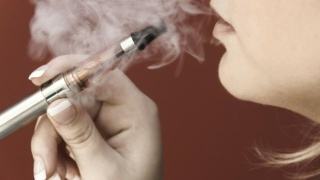 电子烟致肺病 可能是因为它